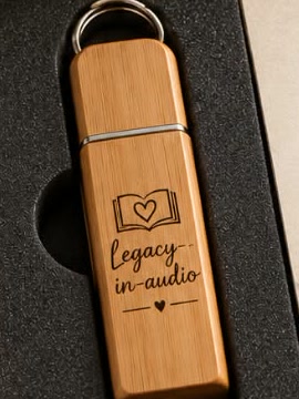 Die houtgeheuestokkie met die Legacy-in-audio logo